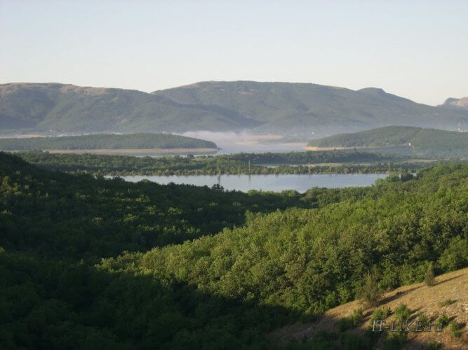 Горное озеро в Крыму
